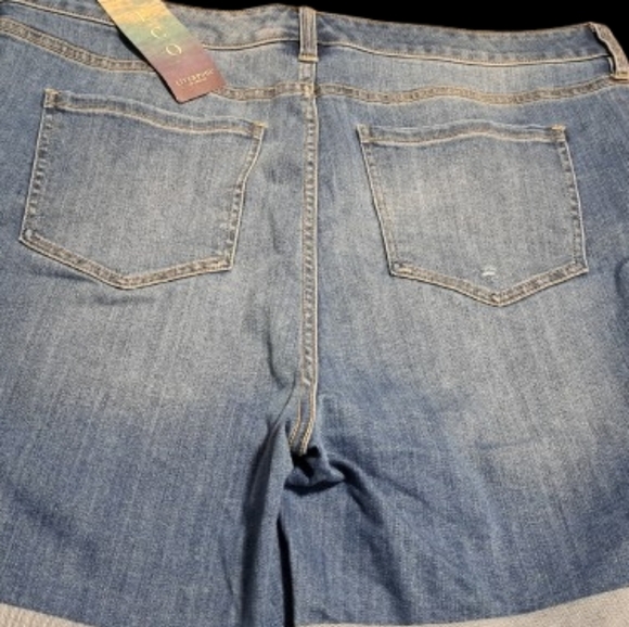 Liverpool High Rise Double Cuffed Short - Picture 8 of 9